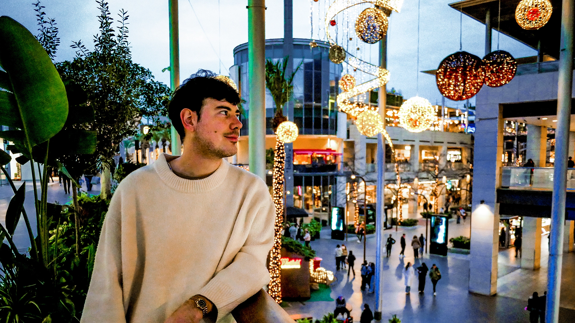 Matías Nicolás posando con la iluminación navideña del Westfield La Maquinista.