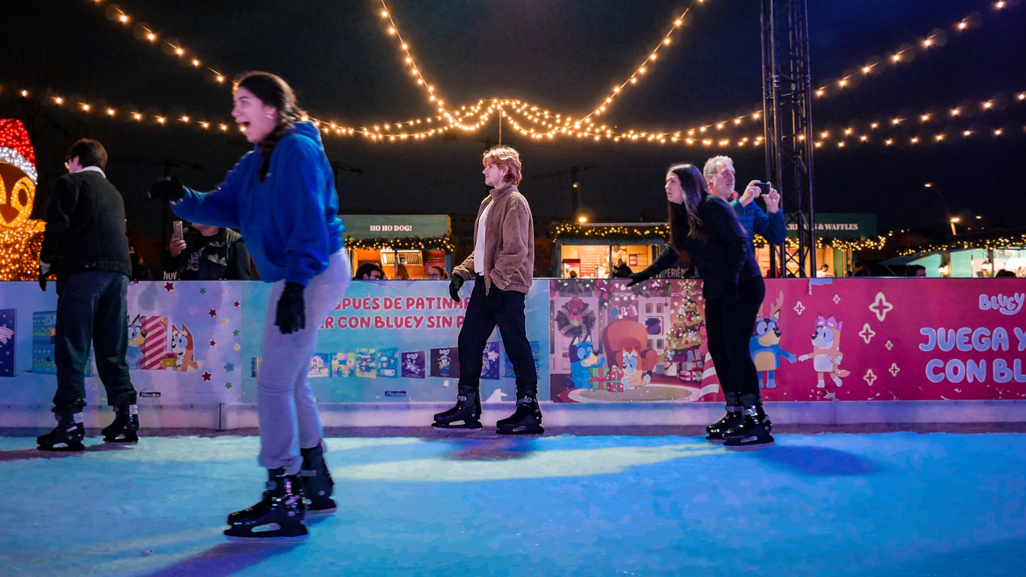 Patinadores en la pista de hielo