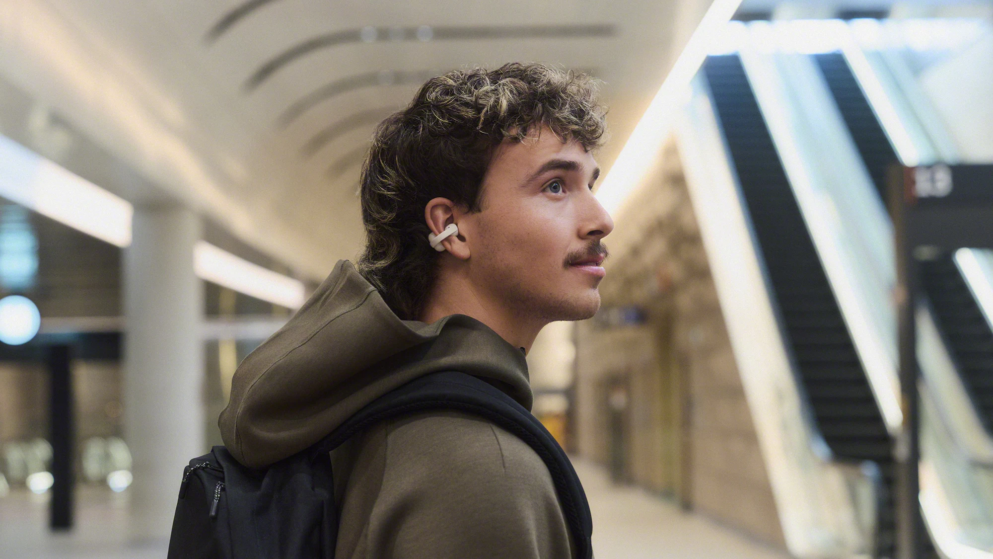 Usuario del transporte público disfrutando de la música con Sony LinkBuds Clip