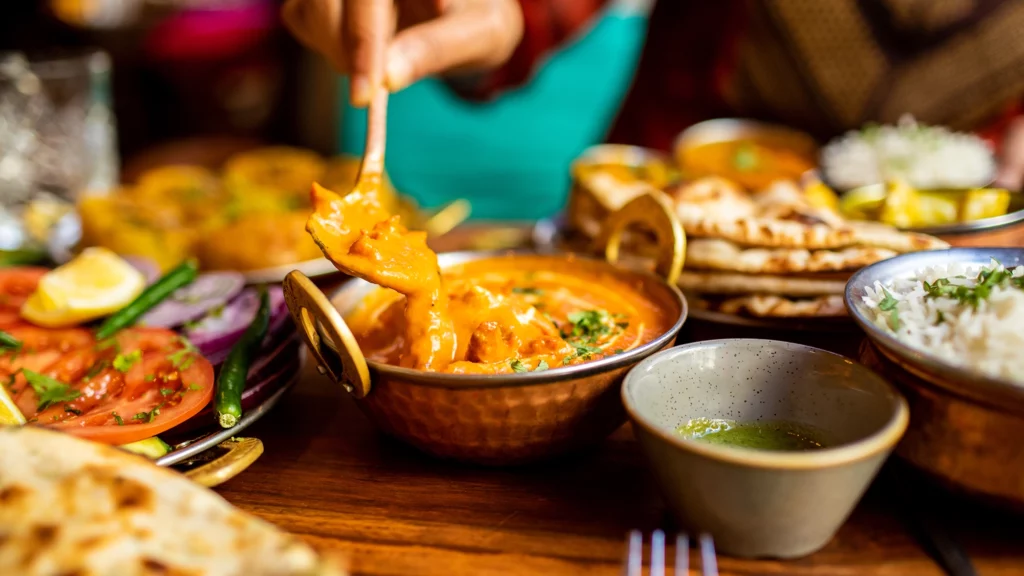Mesa llena de recetas indias cocinadas en el Restaurante Mayura de Barcelona
