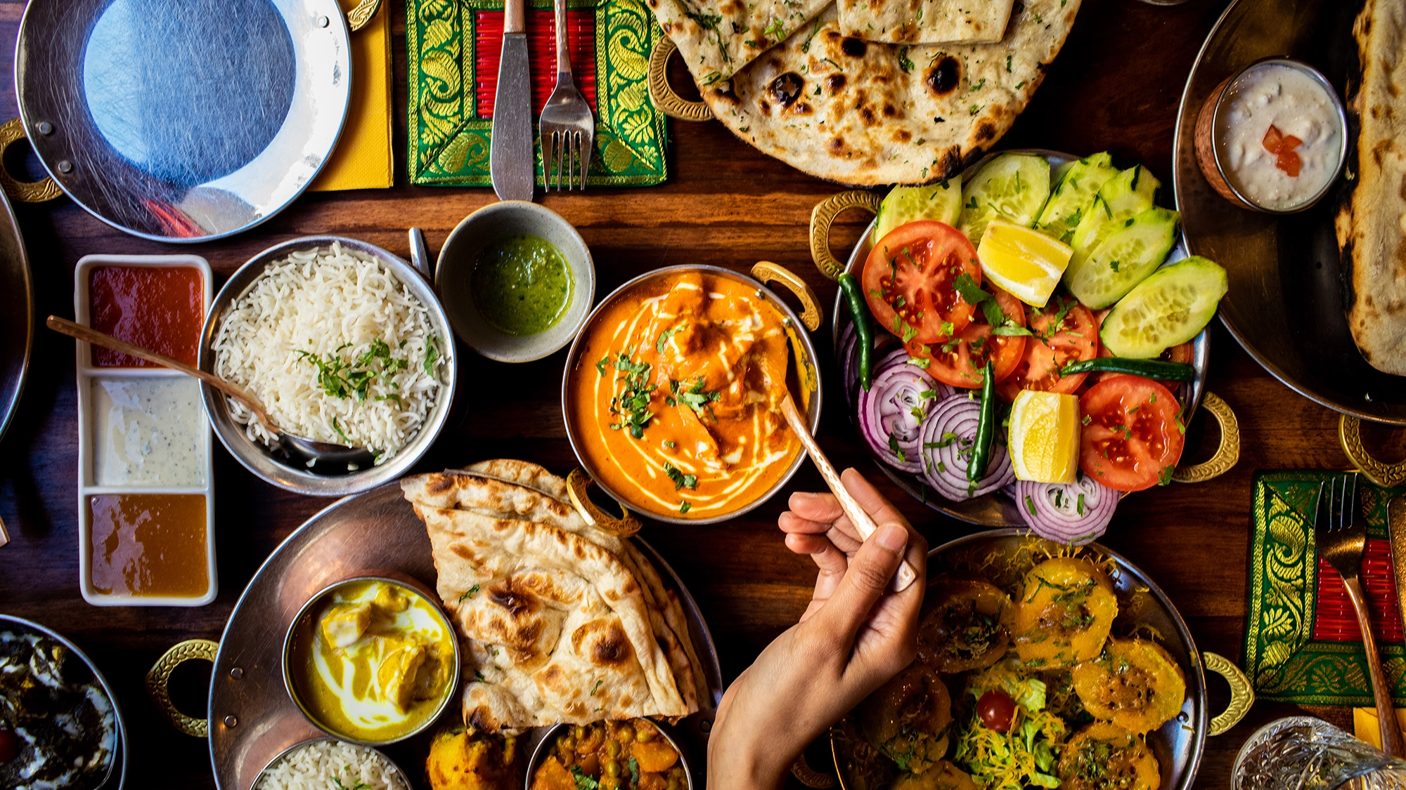 Mesa llena de recetas indias cocinadas en el Restaurante Mayura de Barcelona