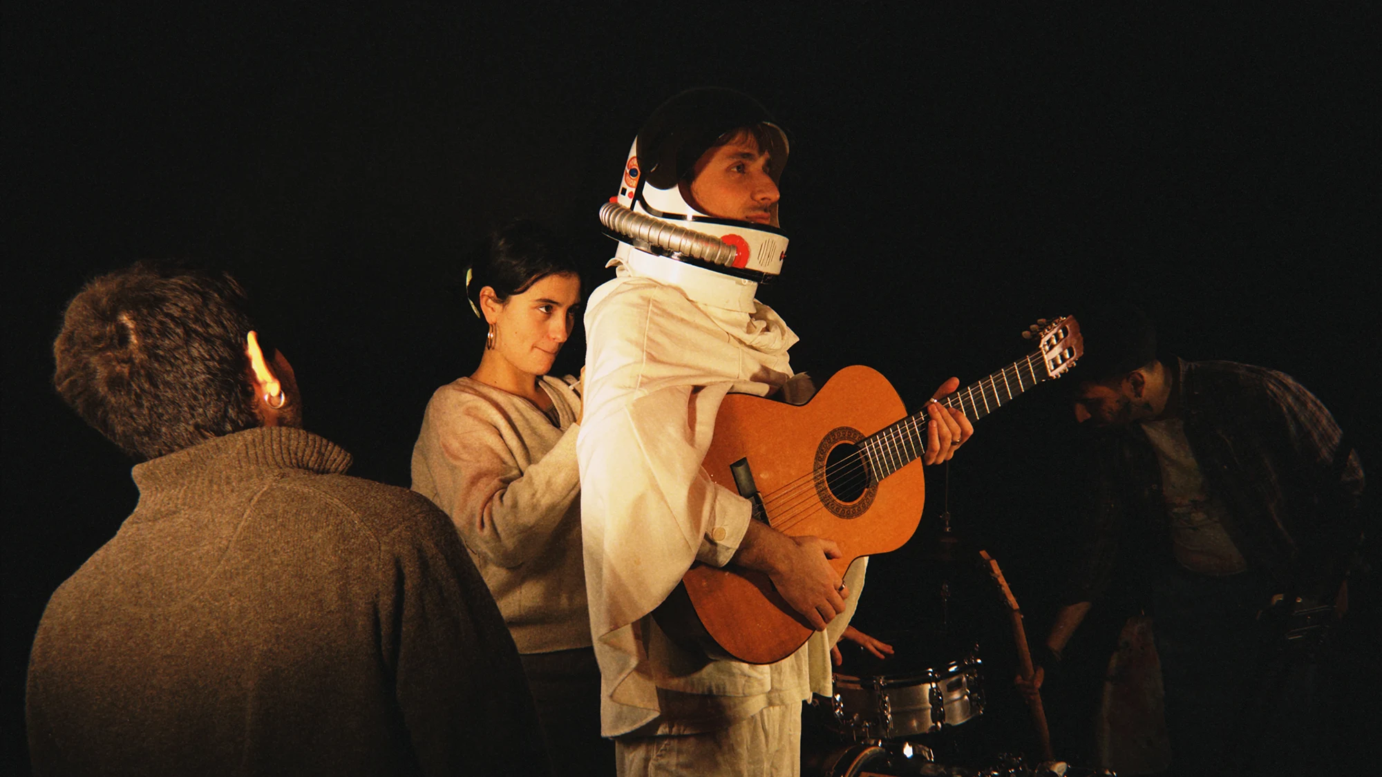 Roder Argemí vestido de astronauta en el rodaje del videoclip "Tutu Turú" de Siderland