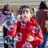 Visitante infantil haciendo pompas de jabón