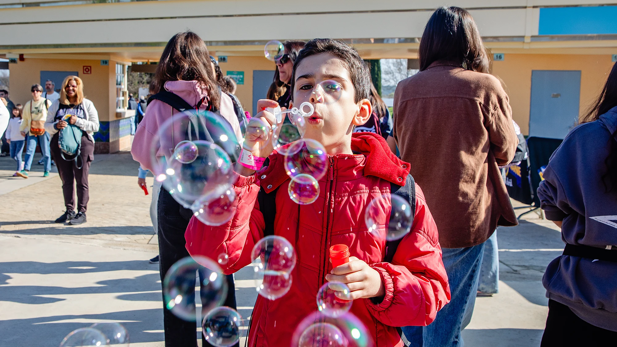 Visitante infantil haciendo pompas de jabón