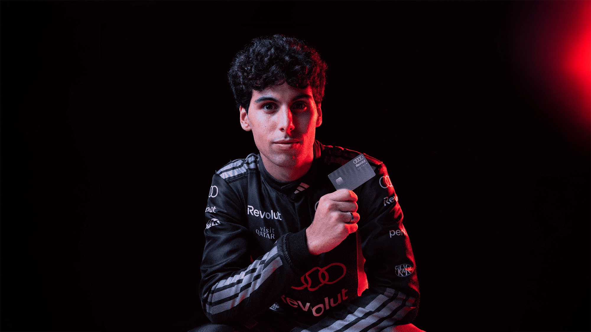 Gabriel Bortoleto con la tarjeta de titanio del Audi Revolut F1 Team