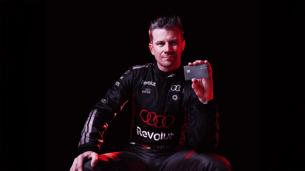 Nico Hülkenberg con la tarjeta oficial de titanio del Audi Revolut F1 Team.