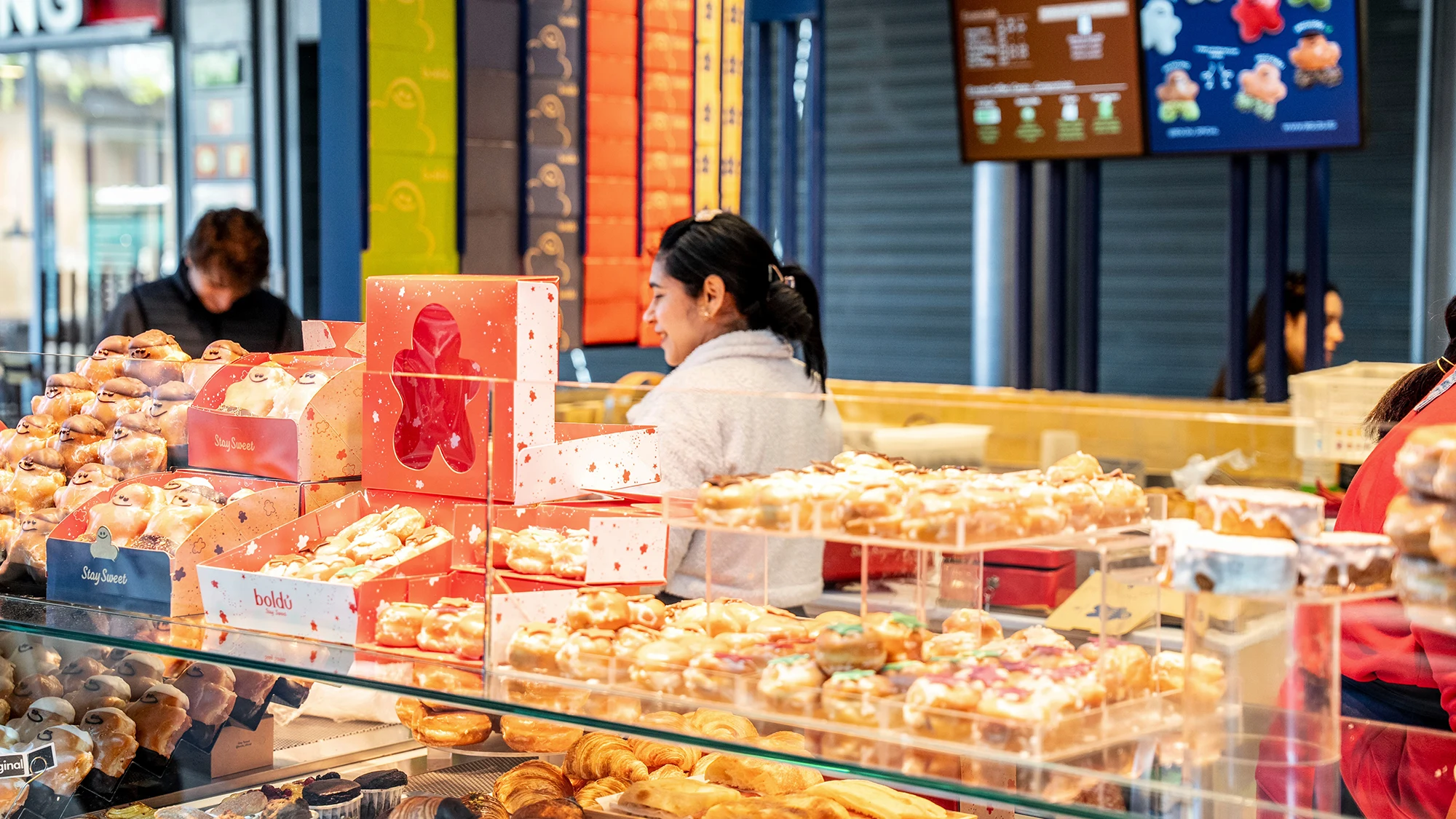 Trbajadora del Boldú preparando el expositor