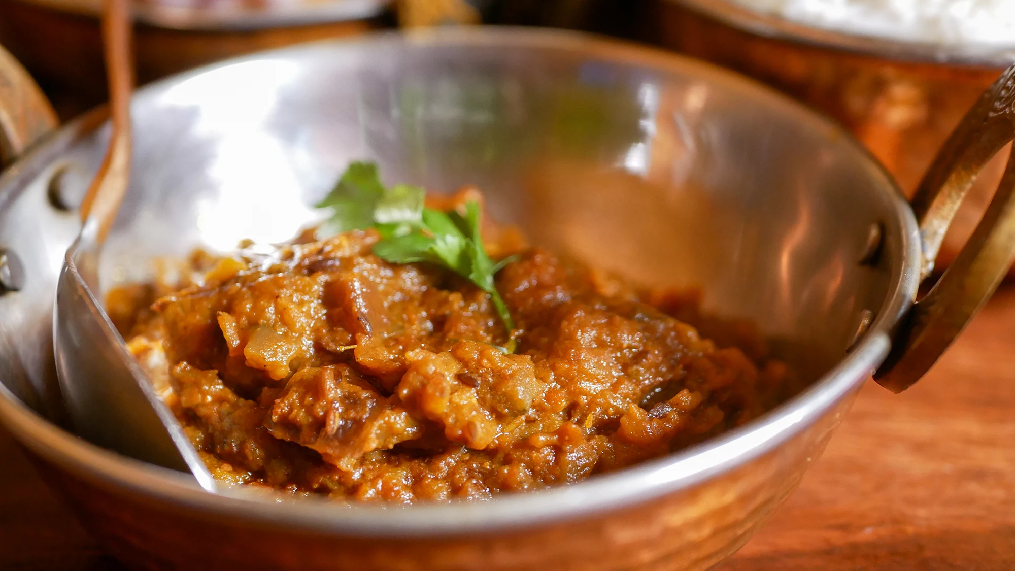 Baigan Bhartha, una berenjena asada lentamente y macerada con especias, tomate y hierbas aromáticas