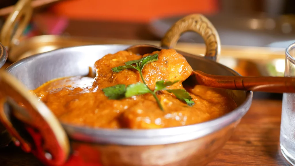 Coconut Chicken Curry combina pollo de textura suave infusionado en leche de coco con una delicada selección de especias