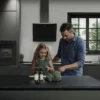 Padre e hija en una cocina con electrodomésticos Beko