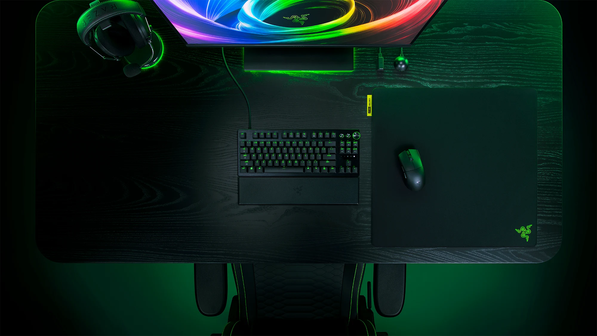 Set Up de Razer imagen zenital, podemos ver el ratón Viper V4 Pro y la alfombrilla Gigantus V2 Pro