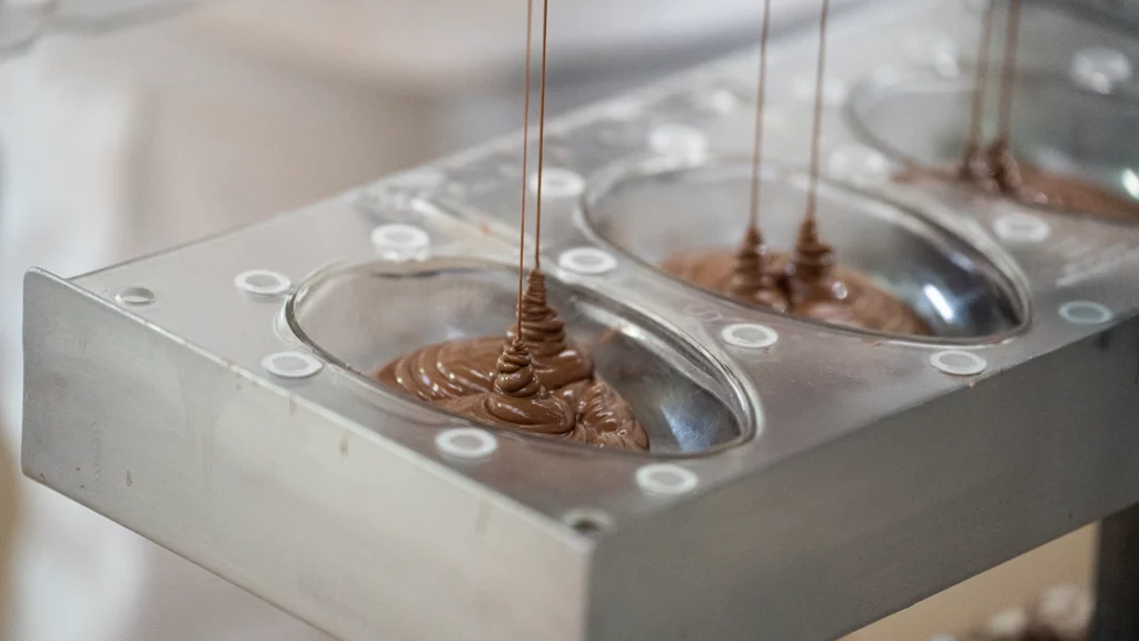 Fabricación de los huevos de pasqua en la fábrica de chocolates La Casa