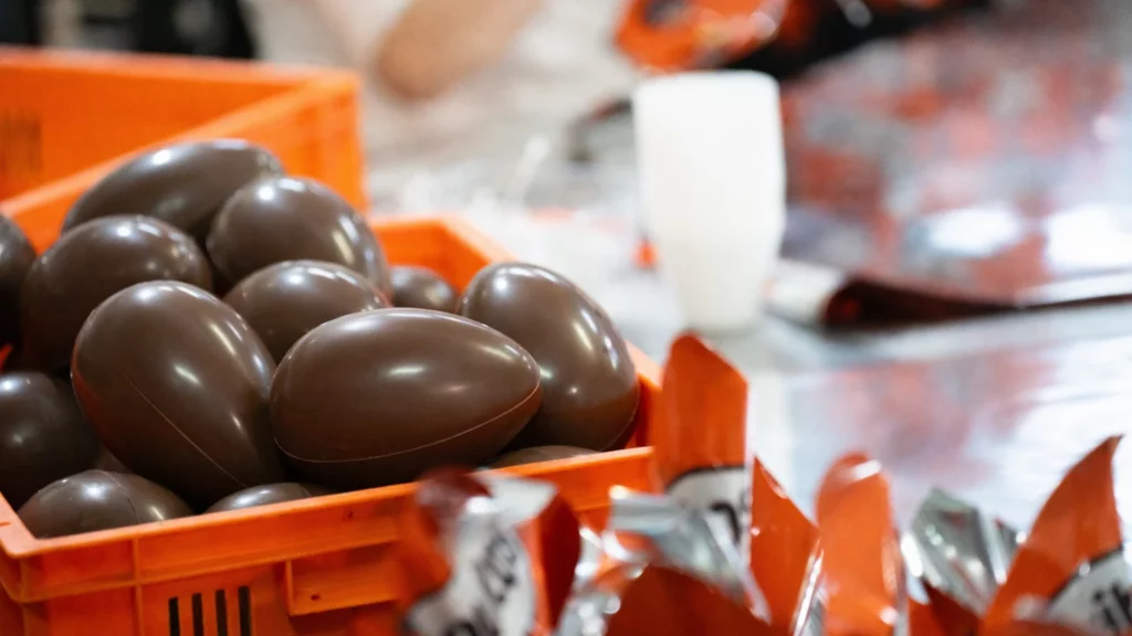 Fabricación de los huevos de pasqua en la fábrica de chocolates La Casa