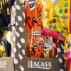 Fabricación de los huevos de pasqua en la fábrica de chocolates La Casa