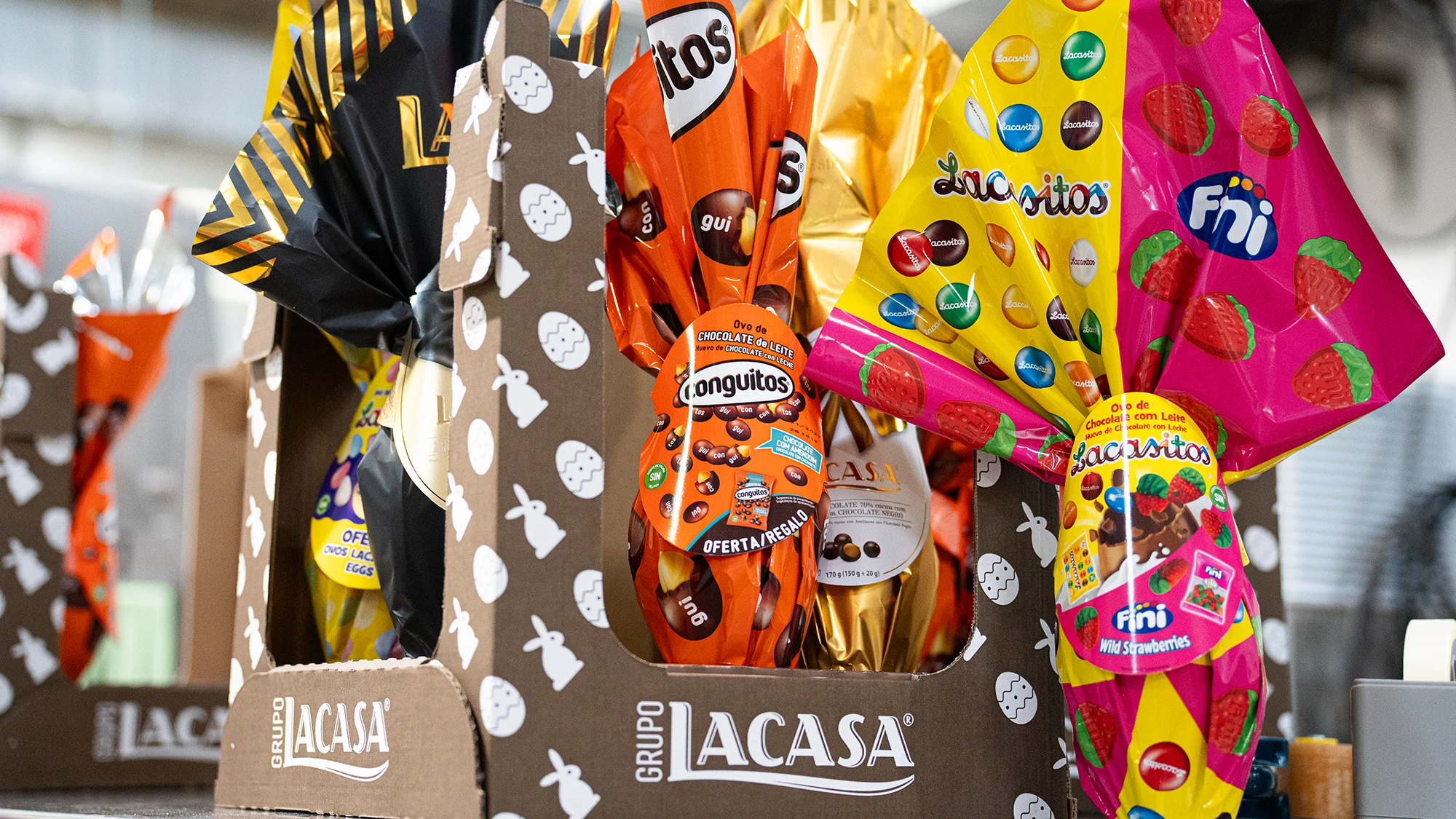 Fabricación de los huevos de pasqua en la fábrica de chocolates La Casa