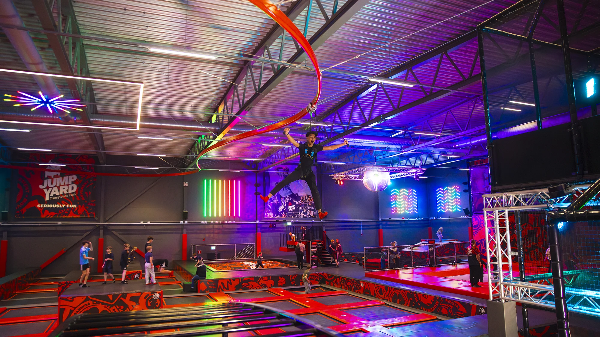 Jugador saltando en tirolina en JumpYard