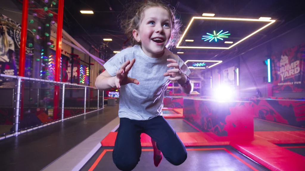 Pequeña jugadora disfrutando de la plataforma elástica
