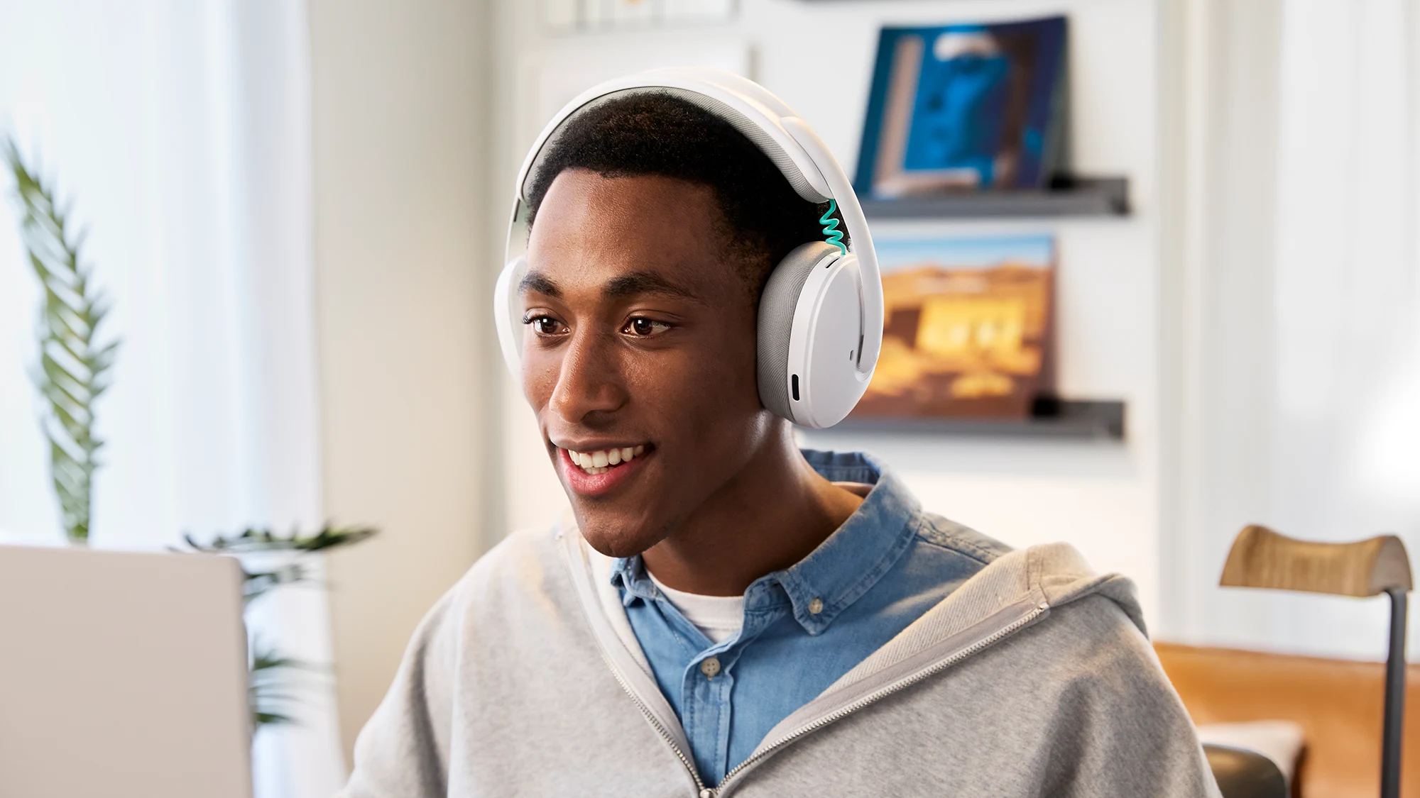Trabajador en una videoconferencia con los auriculares Logitech G325