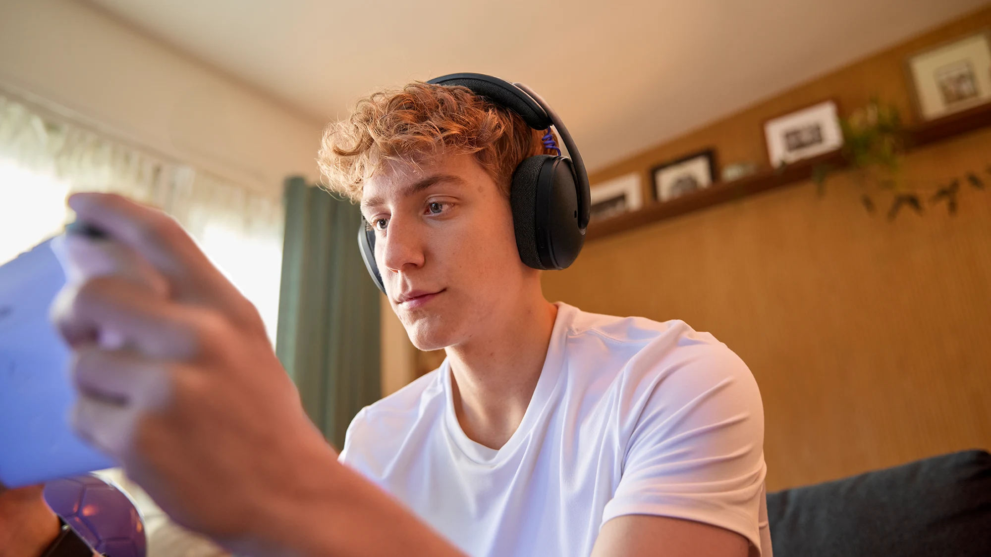 Jugador disfrutando de su juego con los auriculares G325 de Logitech