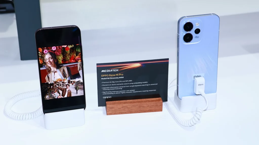 Vista de un OPPO Reno 15 en un stand del MWC