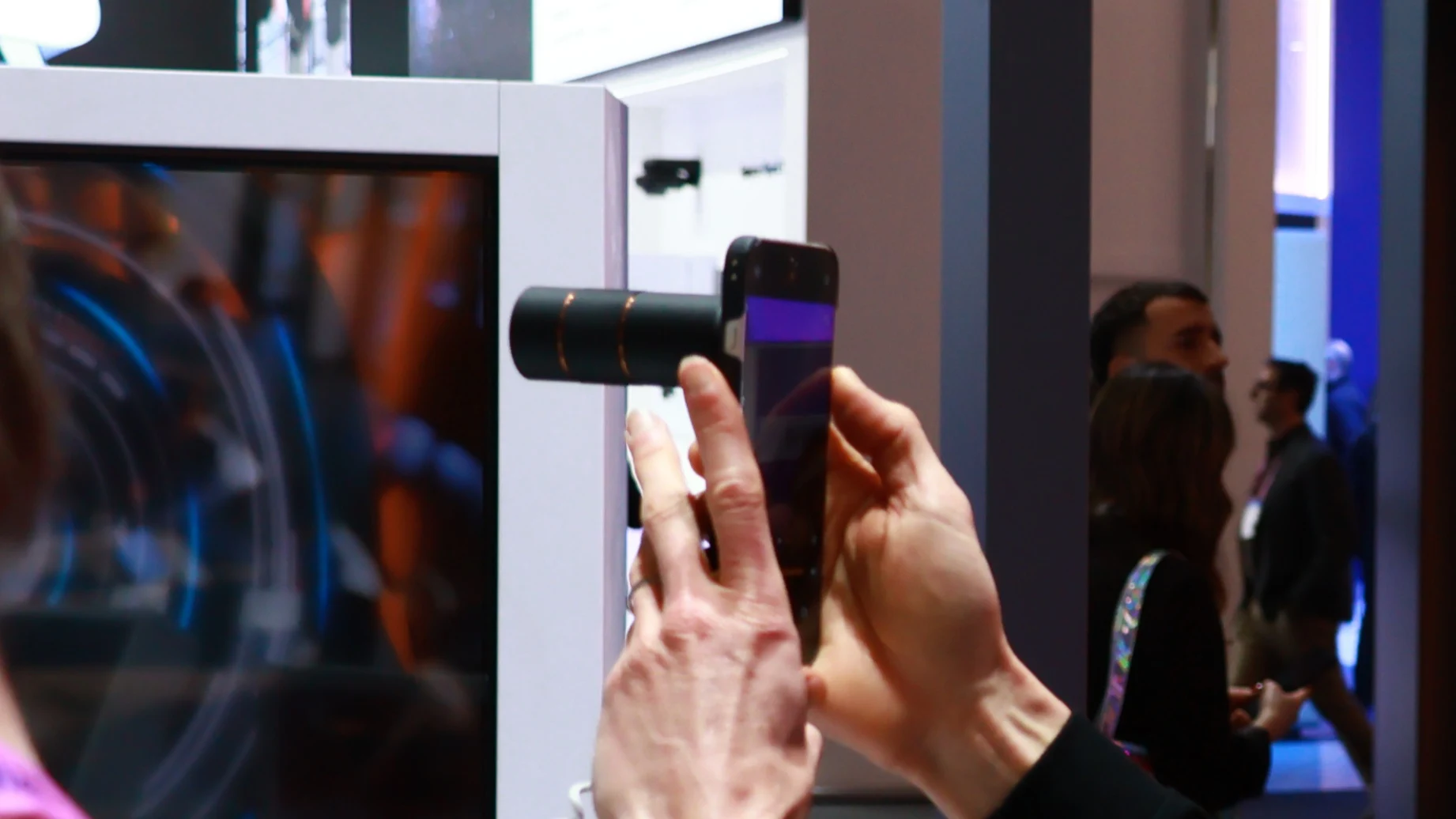 Teleconvertidor de OPPO presentado en el stand de MediaTek durante el MWC 2026