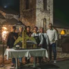 Fotografía de la cena de cierre de edición con una recreación de un monasterio de chocolate y algunos de los invitados