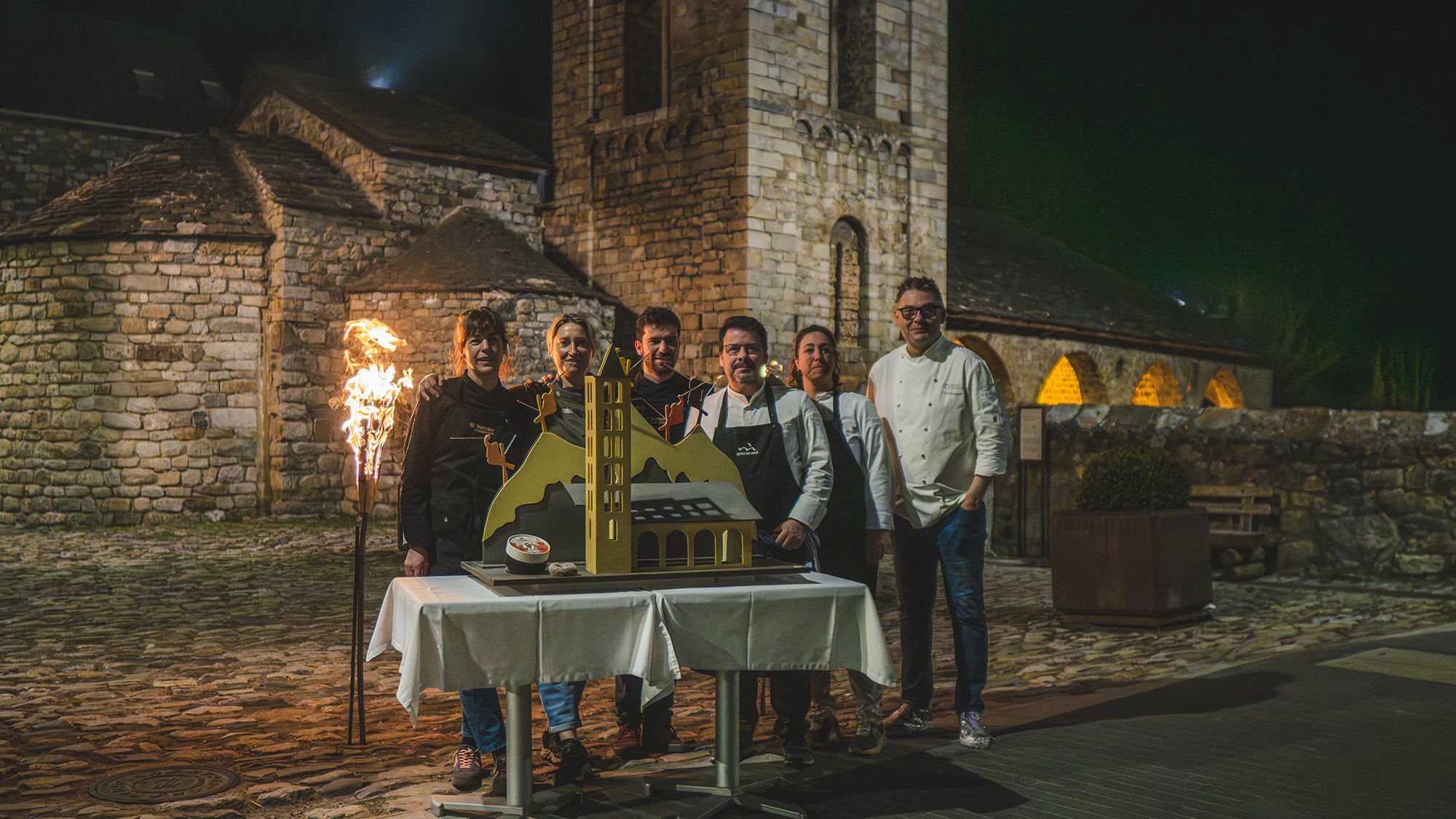 Fotografía de la cena de cierre de edición con una recreación de un monasterio de chocolate y algunos de los invitados