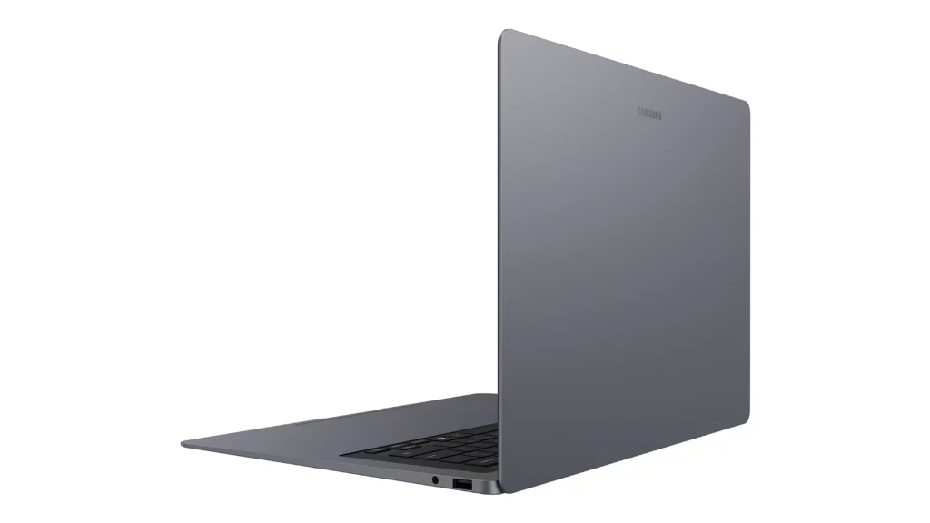 El Galaxy Book6 Ultra combina procesadores Intel Core Ultra con gráficos NVIDIA RTX para tareas creativas y profesionales.