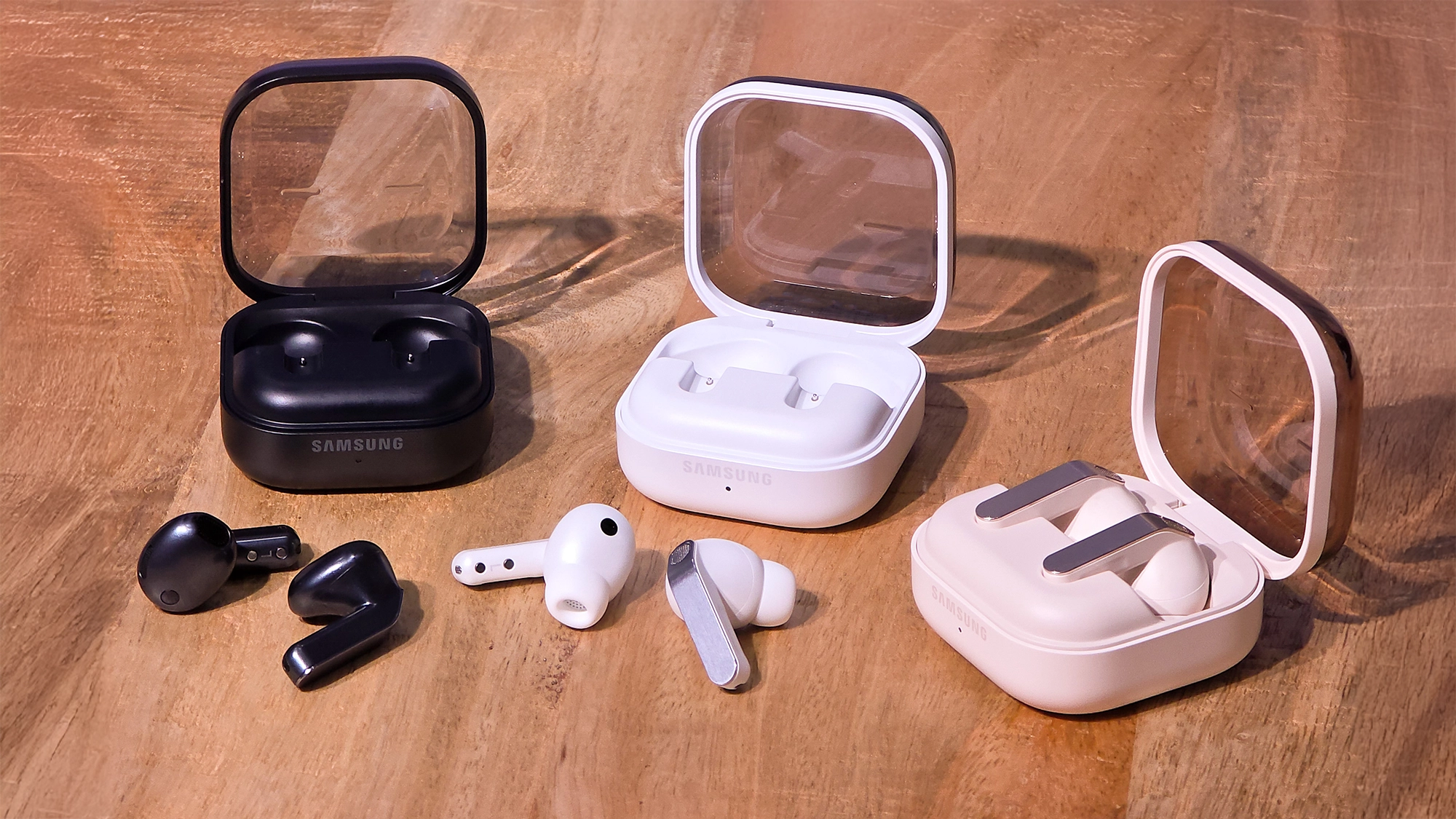 Los auriculares Samsung Galaxy Buds4 estan disponibles en colores blanco, negro y rosa