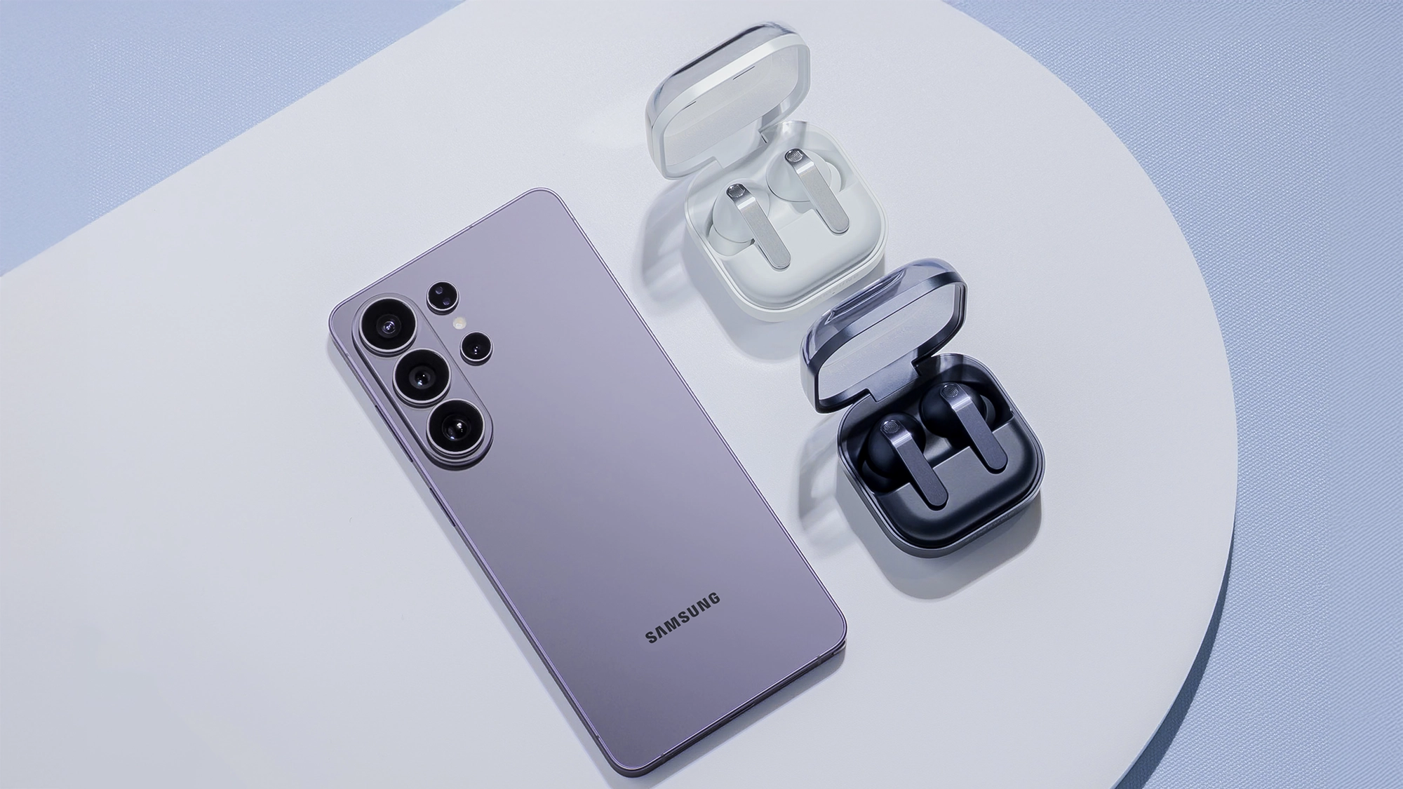 Imagen promocional del Galaxy S26 Ultra y los auriculares Buds4