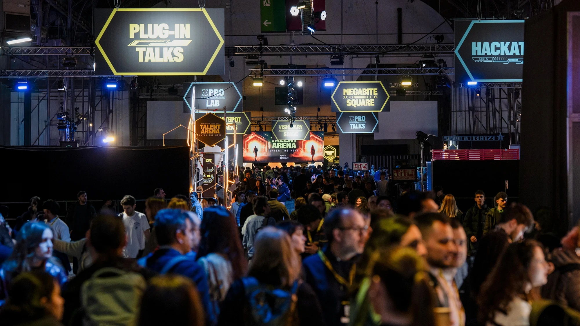 Imagen del público entre los stands del Talent Arena