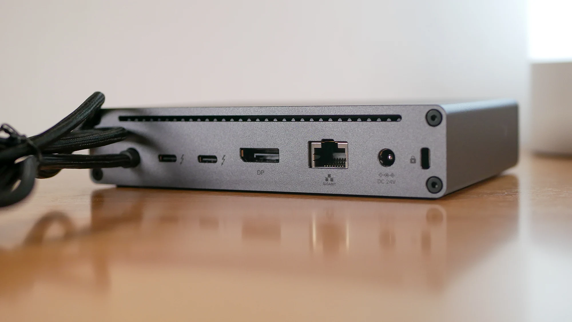 Vista trasera del UGREEN Maxidok 10 en 1 Thunderbolt 5