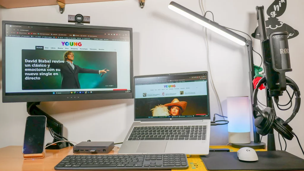 Vista de un set up con Vista zenital del UGREEN Revodok Maxidok 10-in-1 Thunderbolt™ 5 Docking Station