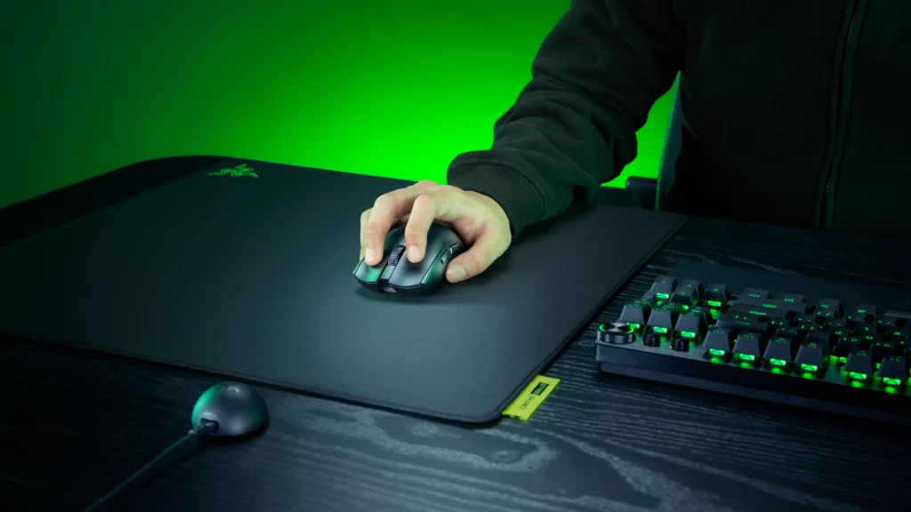 Jugador sujetando el ratón RAZER Viper V4 Pro