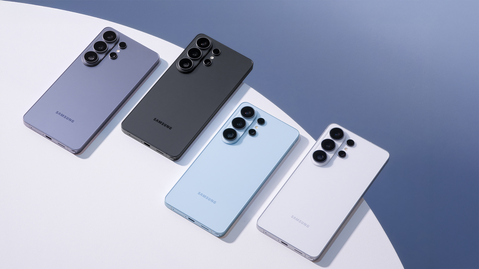 La serie Galaxy S26 se presenta en Cobalt Violet, Black, Sky Blue y White, cuatro acabados que refuerzan su carácter premium y contemporáneo.