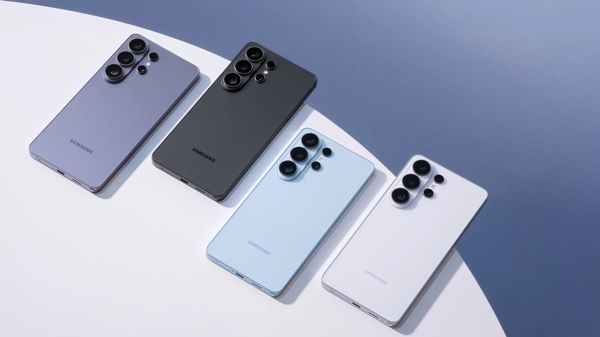 La serie Galaxy S26 se presenta en Cobalt Violet, Black, Sky Blue y White, cuatro acabados que refuerzan su carácter premium y contemporáneo.