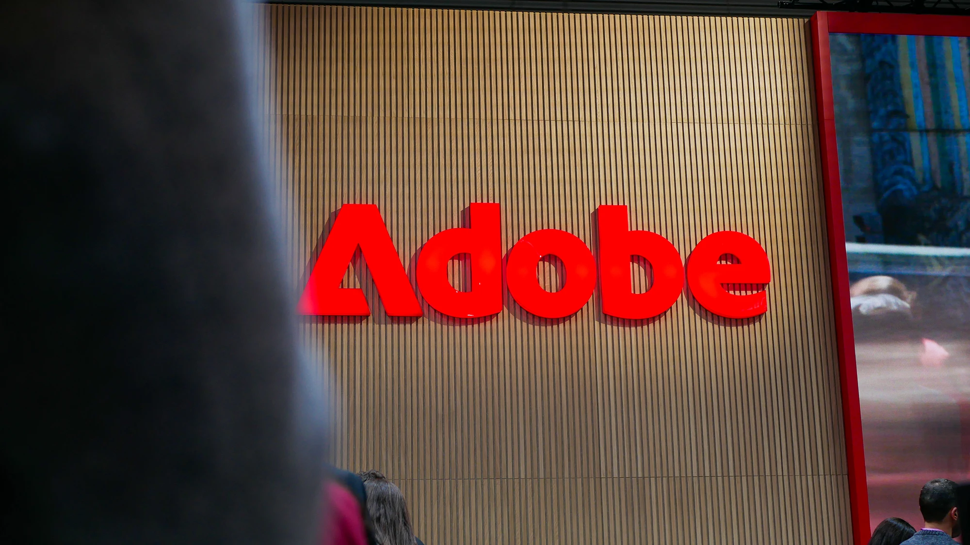 Imagen del logotipo de Adobe en el stand de la compañía en el MWC 2026. Fotografía de Man Hoh Tang