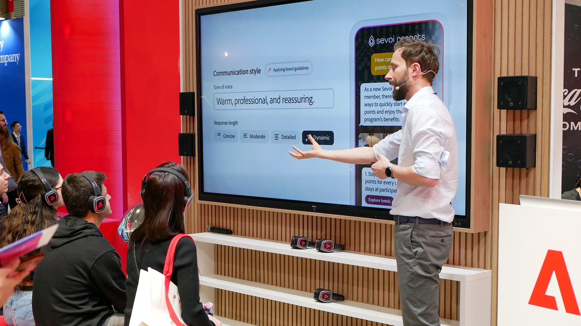 Presentación sobre campañas y herramientas de marketing con IA. Fotografía de Man Hoh Tang