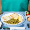 Una bandeja de comida está a punto de ser servida a una paciente. imagen de stock cedida
