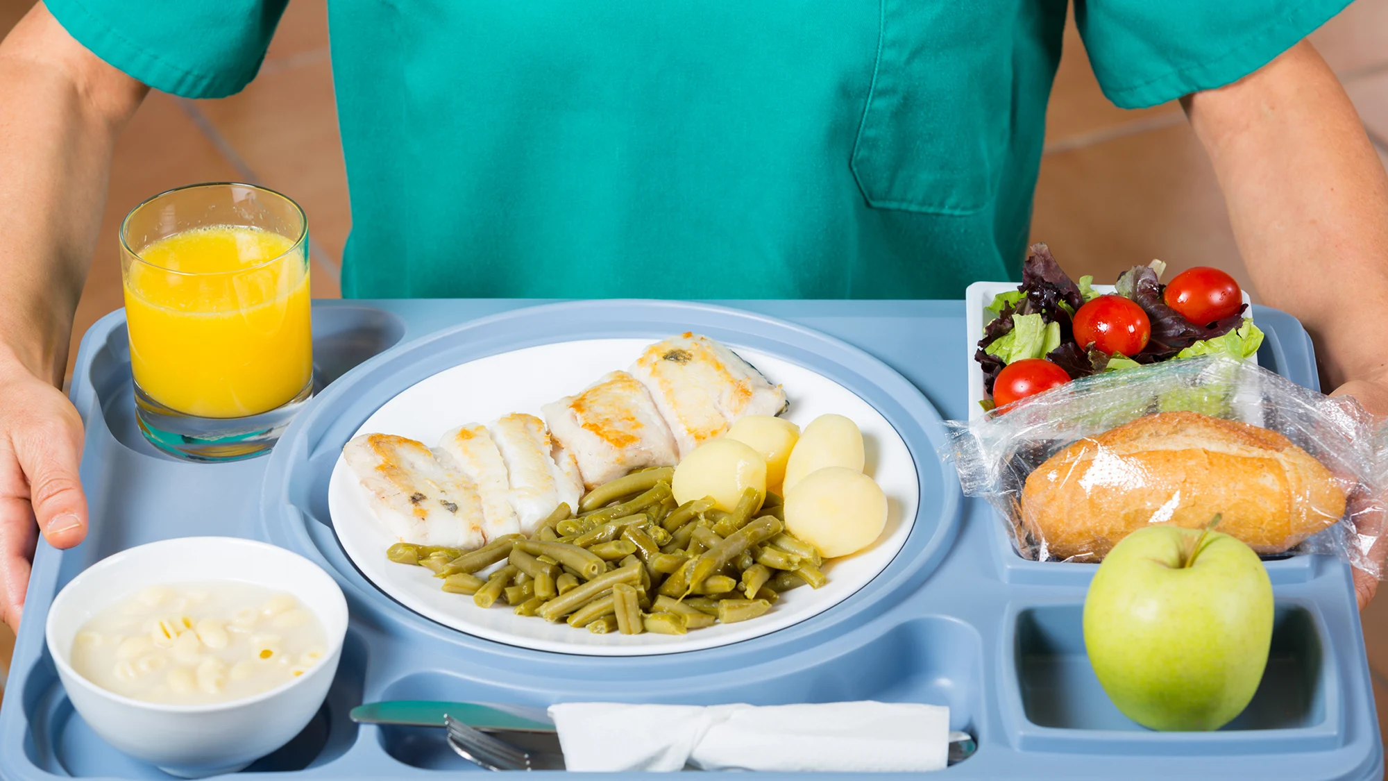 Una bandeja de comida está a punto de ser servida a una paciente. imagen de stock cedida