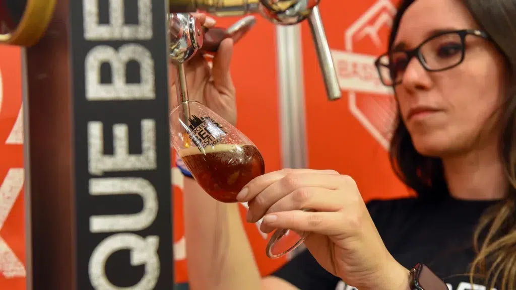 Una camarera sirviendo una cerveza