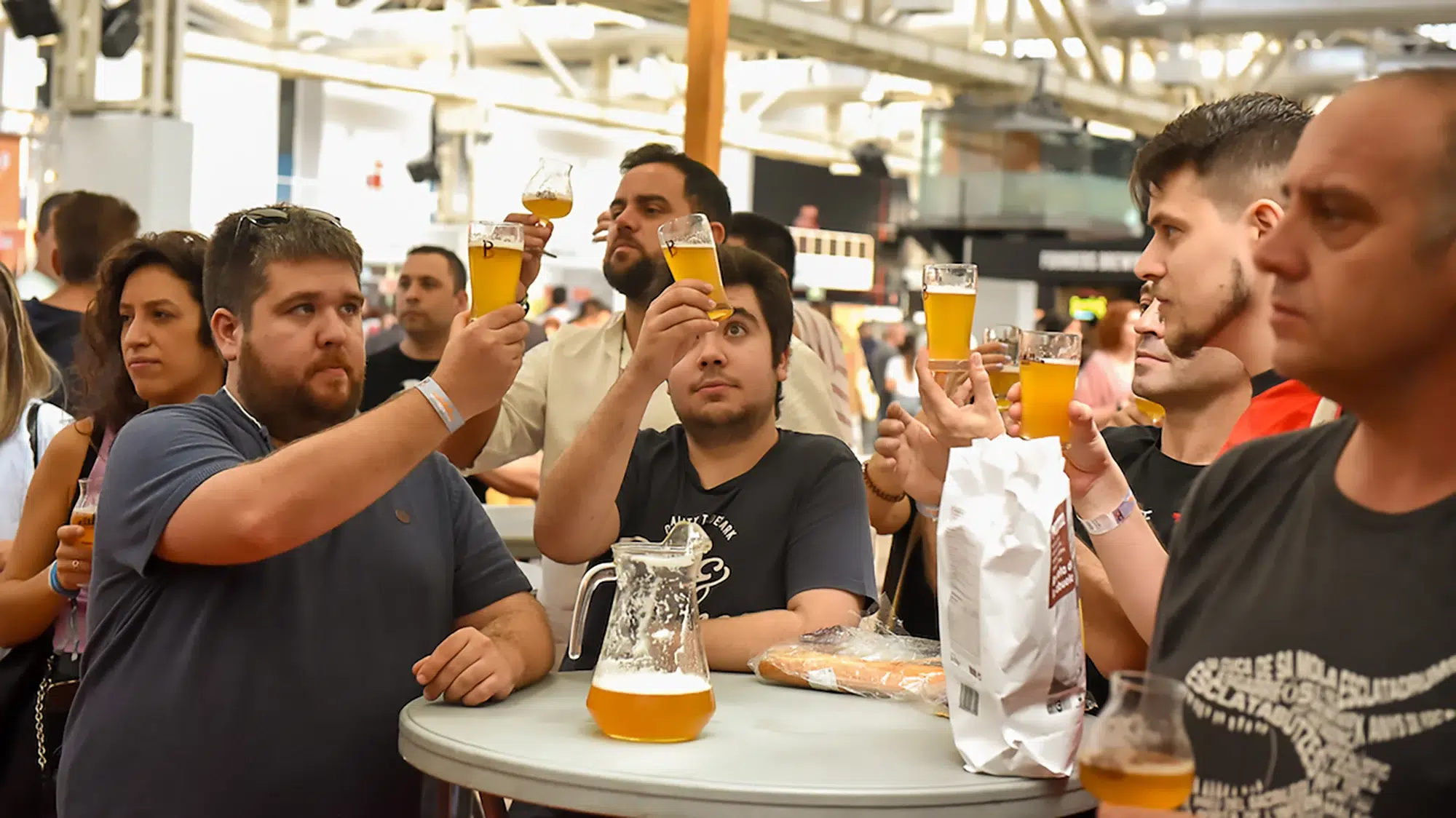 Visitantes en una cata de cerveza