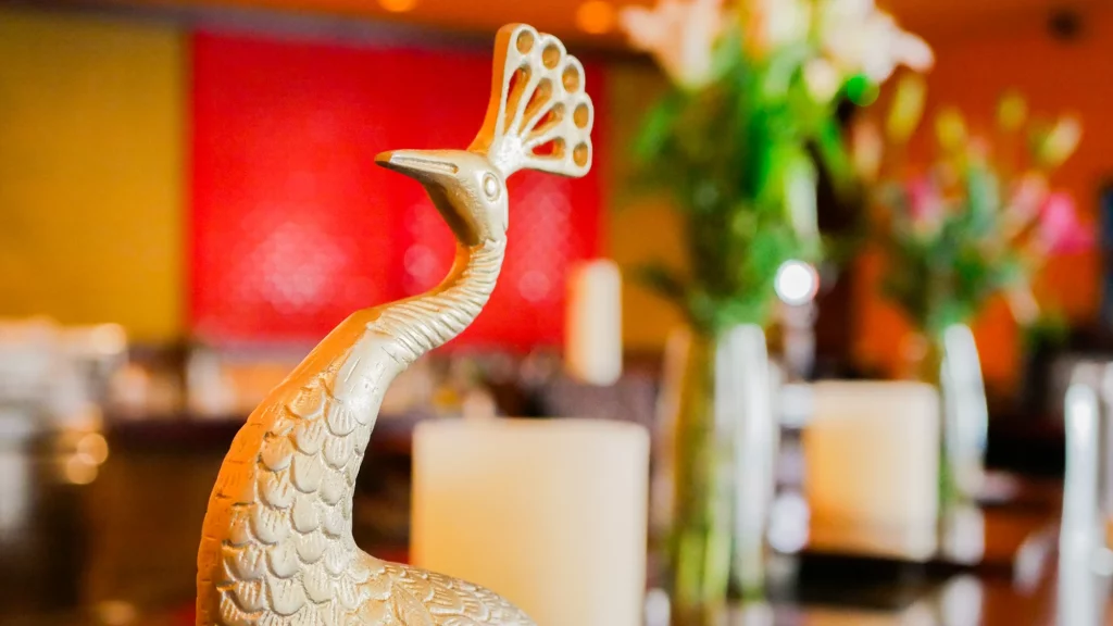 Detalle pavo real de oro del Mayura