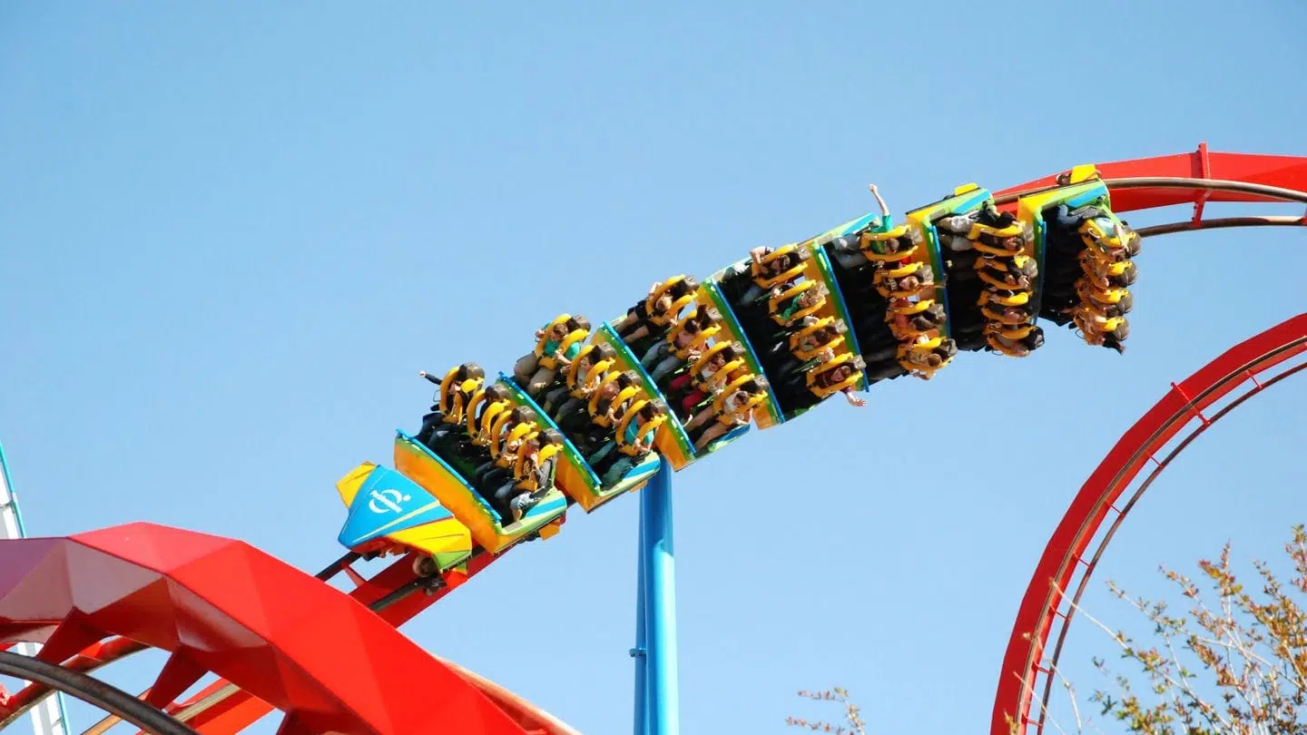 Vista de un tren de con pasajeros en el Dragon Khan