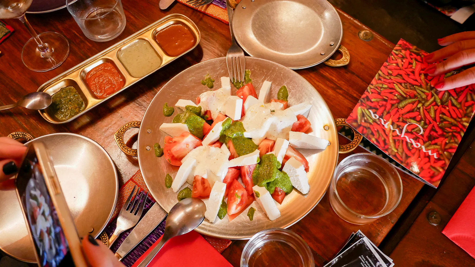 Kachumber Mayura, una reinterpretación mediterránea de la clásica ensalada india elaborada con tomate, paneer, albahaca y crema de yogur