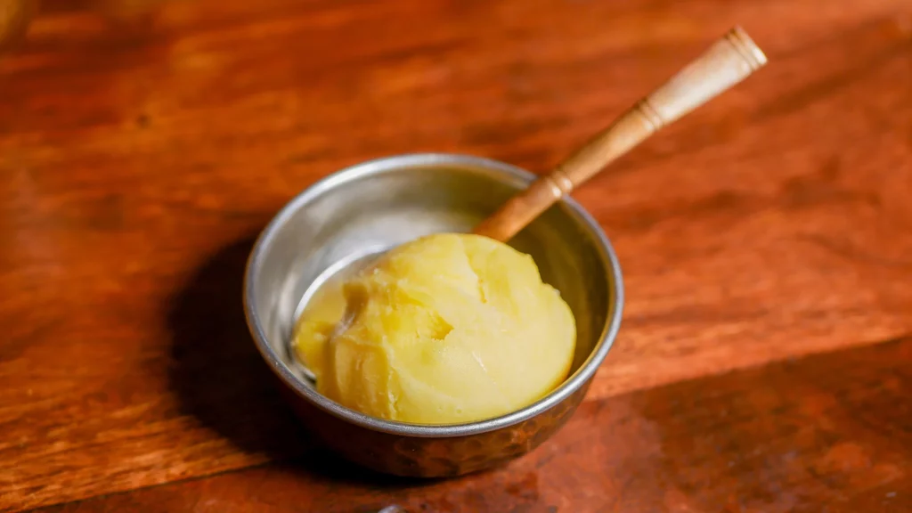Bola de helado Kulfi de mango, una versión del tradicional helado indio de textura cremosa