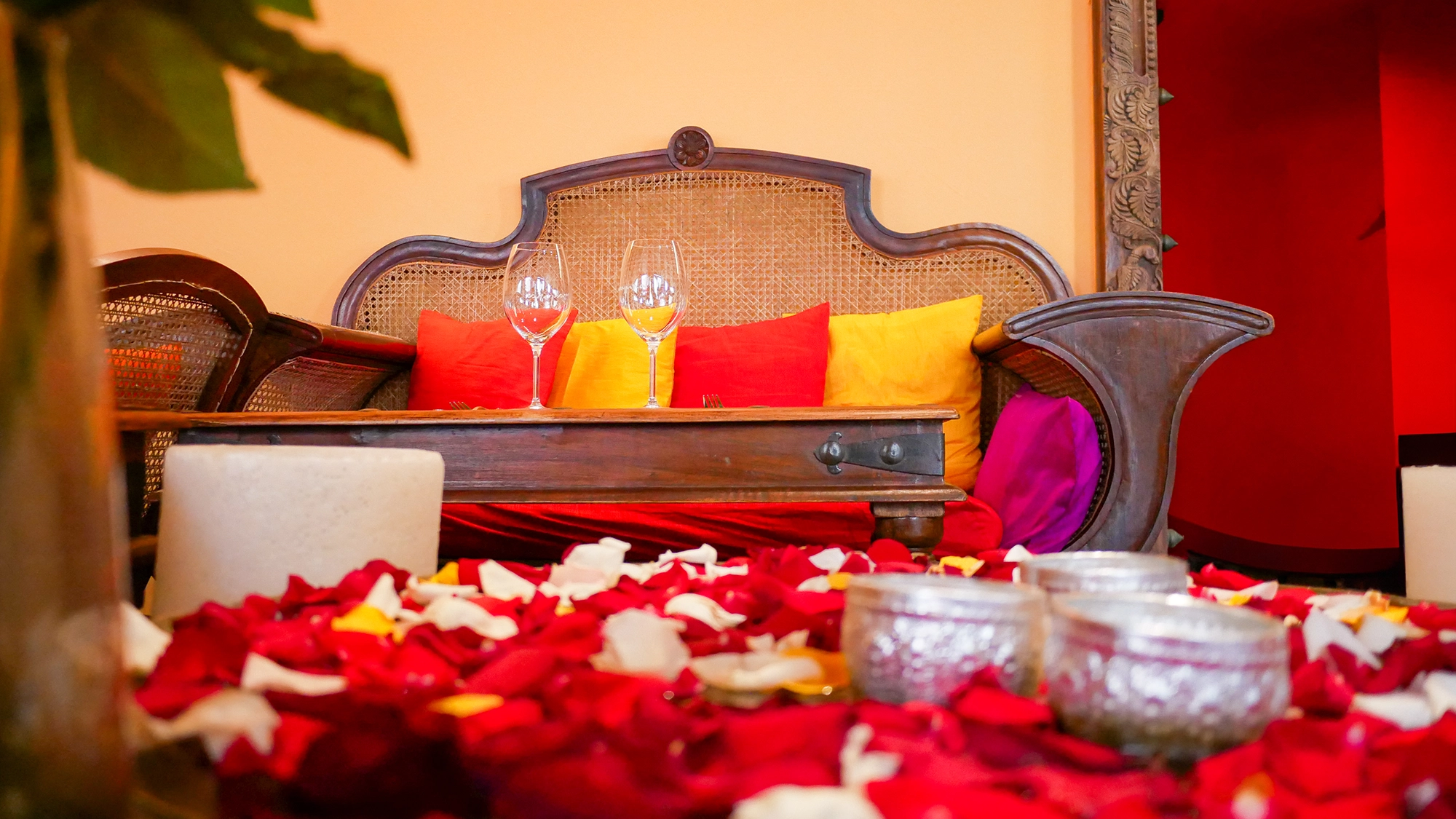 Vista de una mesa romántica del Mayura