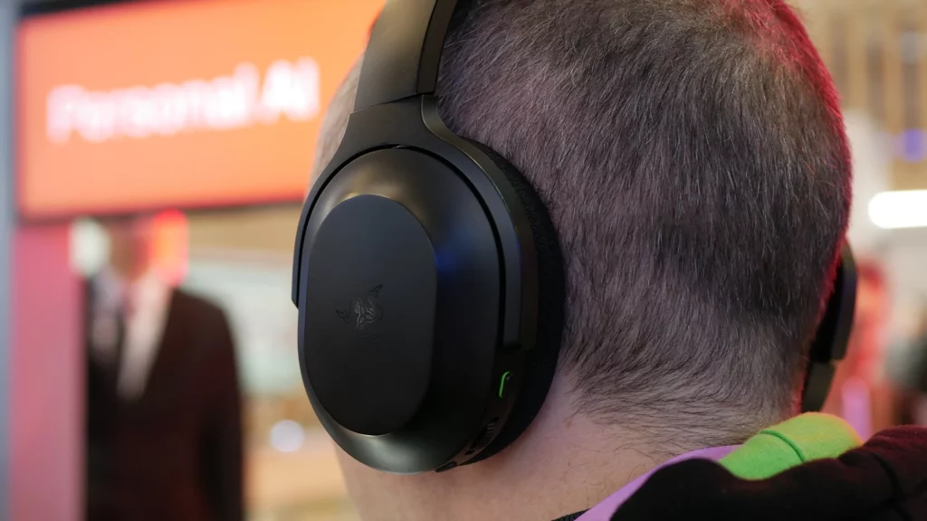 Pedro luciendo los auriculares Motoko Razer en el MWC de Barcelona.