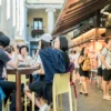 Personas disfrutando de un tapeo en el mercado de la Boqueria. Fotografia de Carlota Serarols
