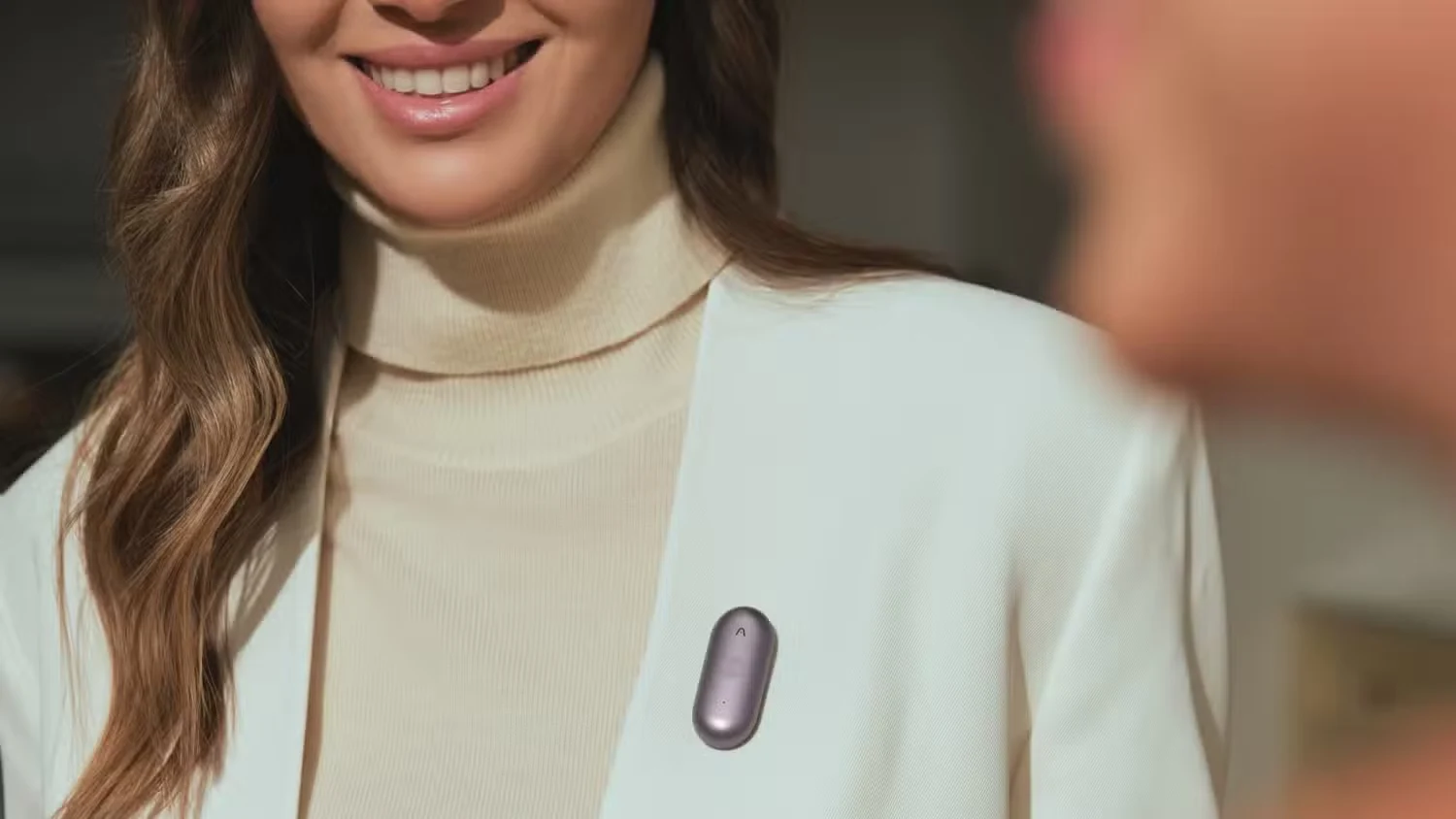 Imagen del uso de la grabadora Plaud NotePin S colgado en la ropa